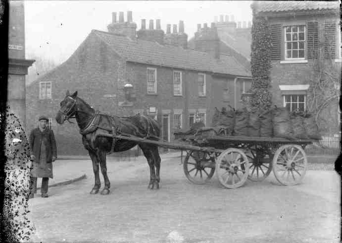 约1900年英国街头的送煤车